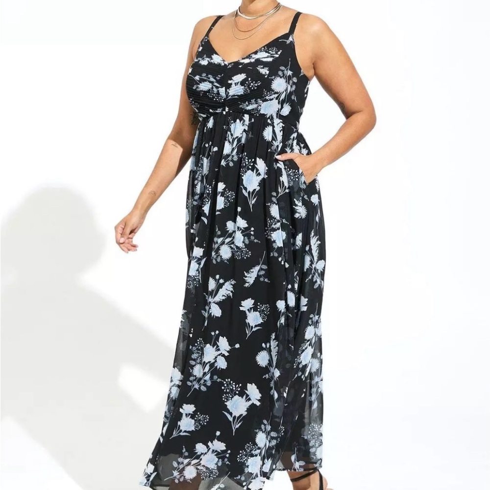 NWTs Torrid black and blue floral dress! 4X